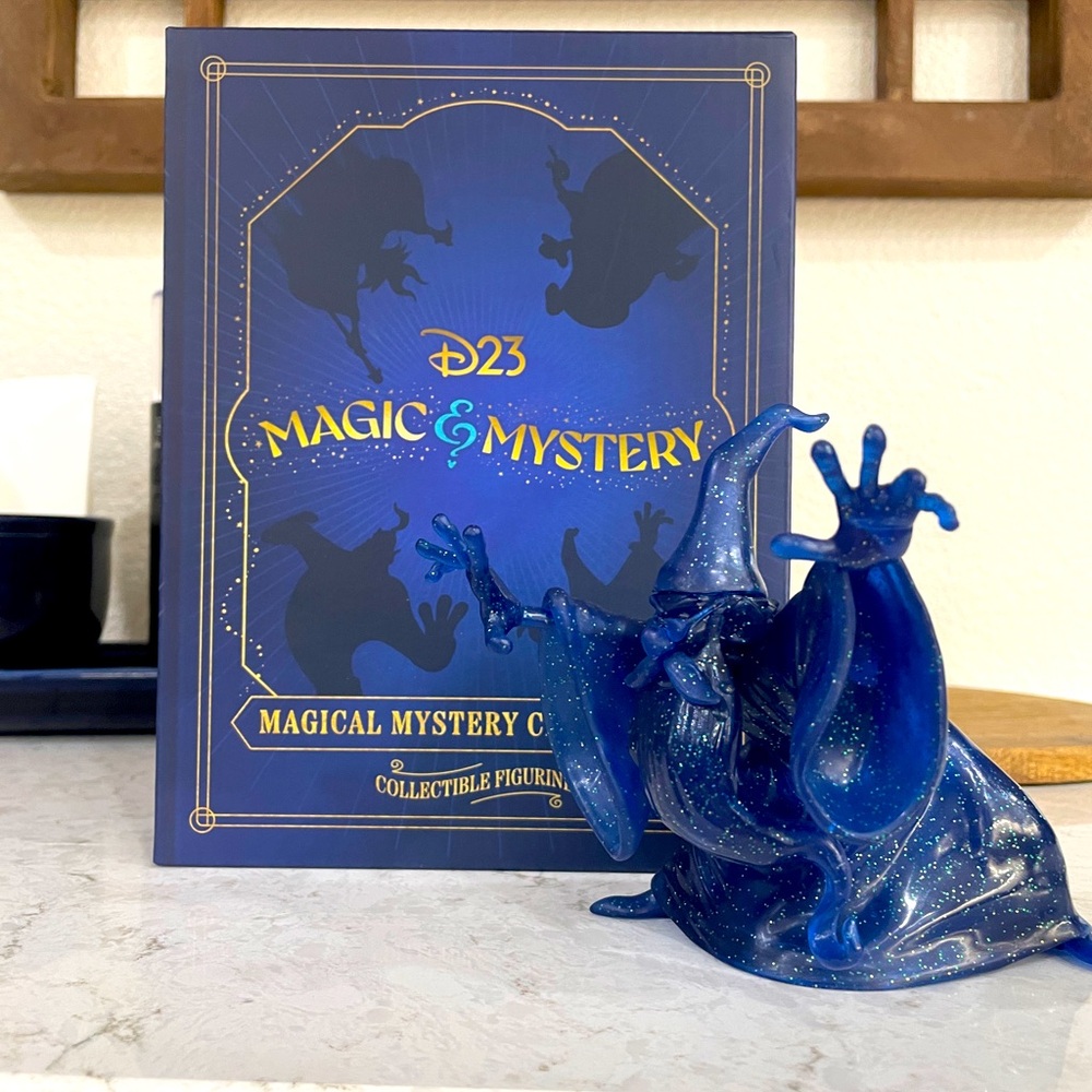 Disney D23 Magical Mystery character- Merlin glitter variant